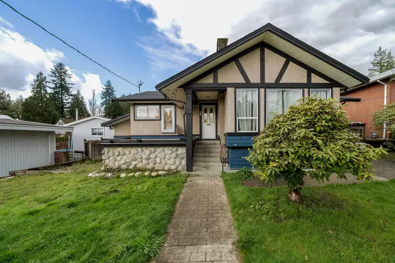 360 SEAFORTH CRESCENT - photo 4 of 32