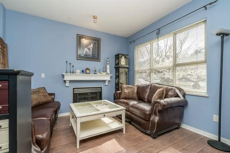 137 STAR CRESCENT - photo 4 of 40