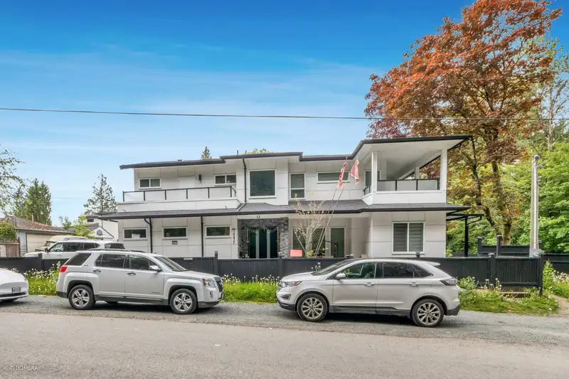 14477 101 AVENUE - photo 1 of 35