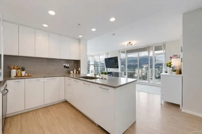 2806 3102 WINDSOR GATE - photo 2 of 36