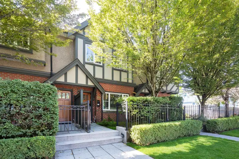 1016 W 45TH AVENUE - photo 1 of 33