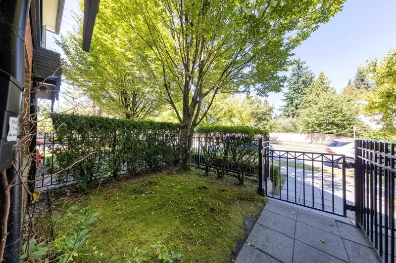 1016 W 45TH AVENUE - photo 4 of 33
