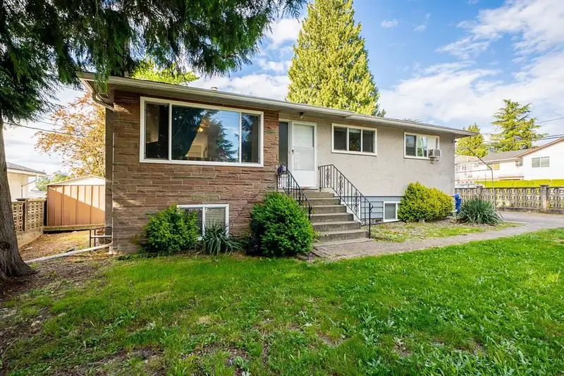 11191 90 AVENUE - photo 2 of 37
