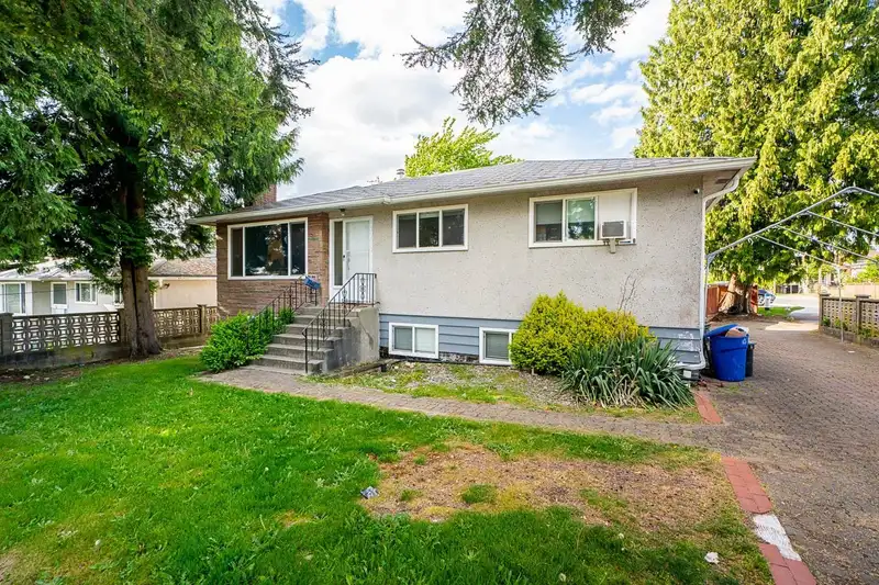 11191 90 AVENUE - photo 3 of 37