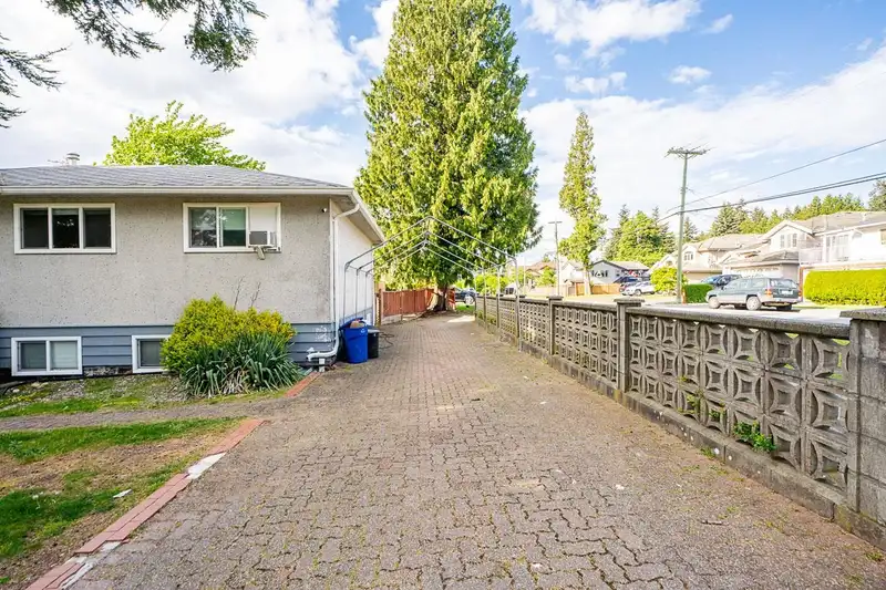 11191 90 AVENUE - photo 4 of 37