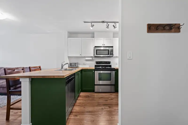 312 315 KNOX STREET - photo 3 of 37