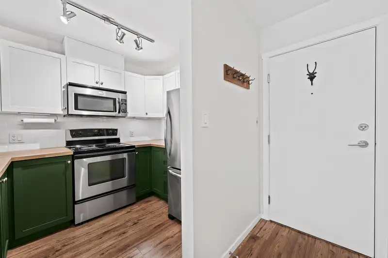 312 315 KNOX STREET - photo 4 of 37