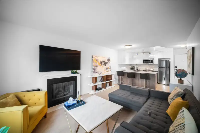 203 1122 KING ALBERT AVENUE - photo 4 of 17