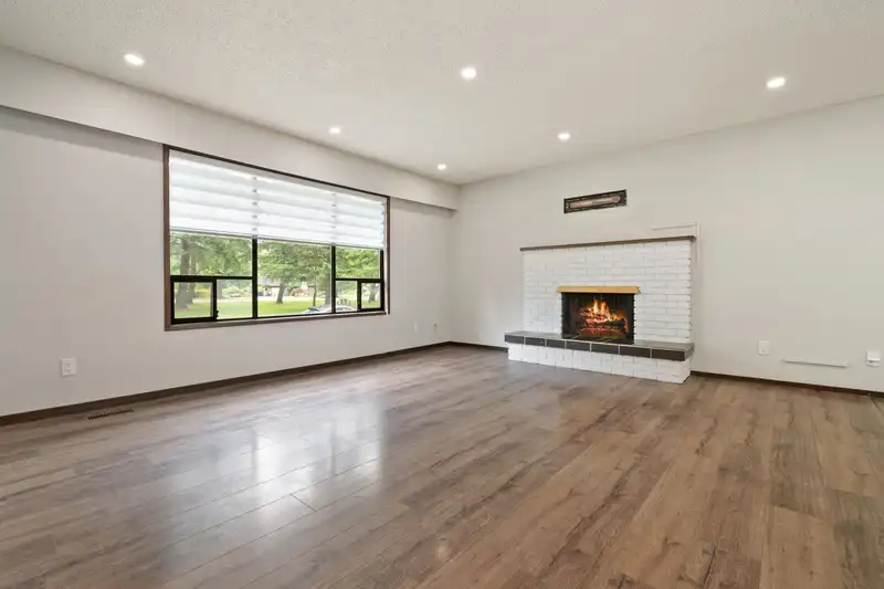 260 ROBERTSON CRESCENT - photo 4 of 40