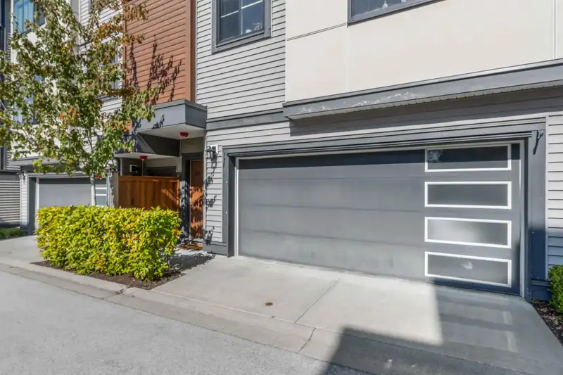 23 20849 78B AVENUE - photo 4 of 35
