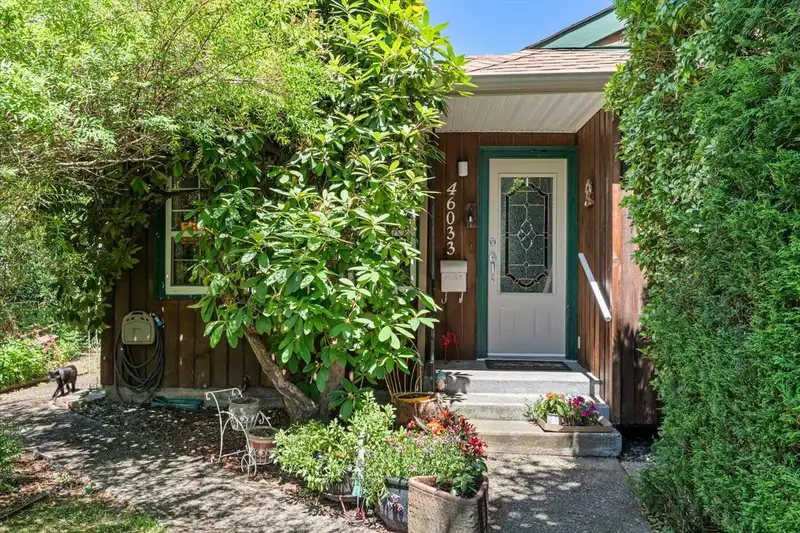 46033 FIFTH AVENUE - photo 1 of 39