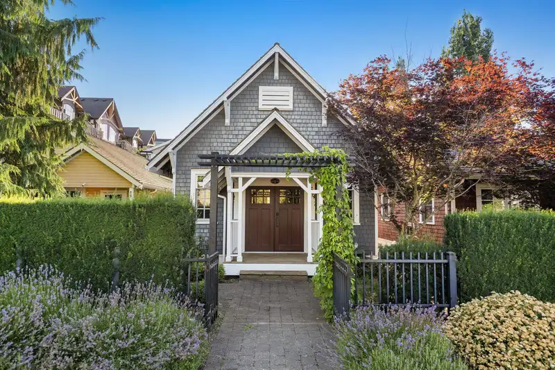 66 20738 84 AVENUE - photo 1 of 34