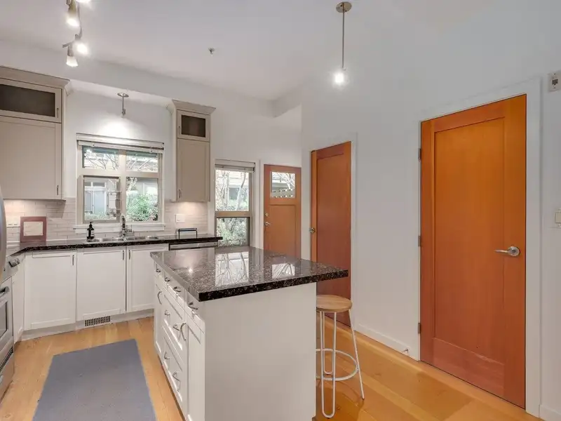124 250 SALTER STREET - photo 2 of 39