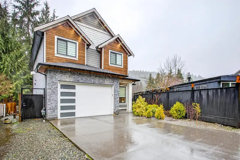 44 3295 SUNNYSIDE ROAD - photo 1 of 40