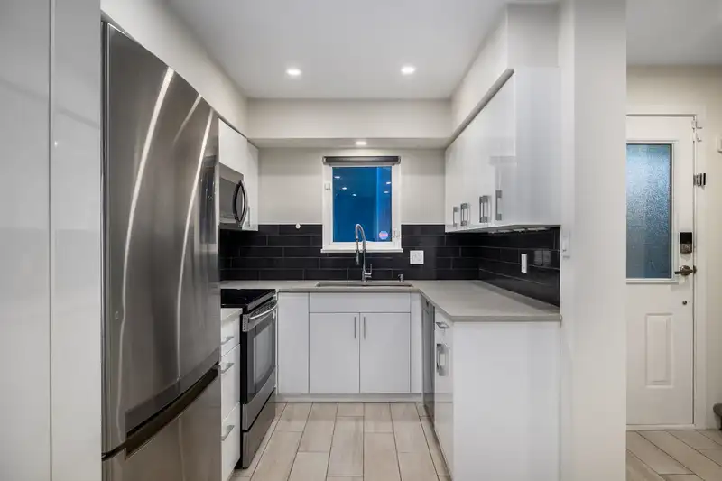 2391 OAK STREET - photo 2 of 33