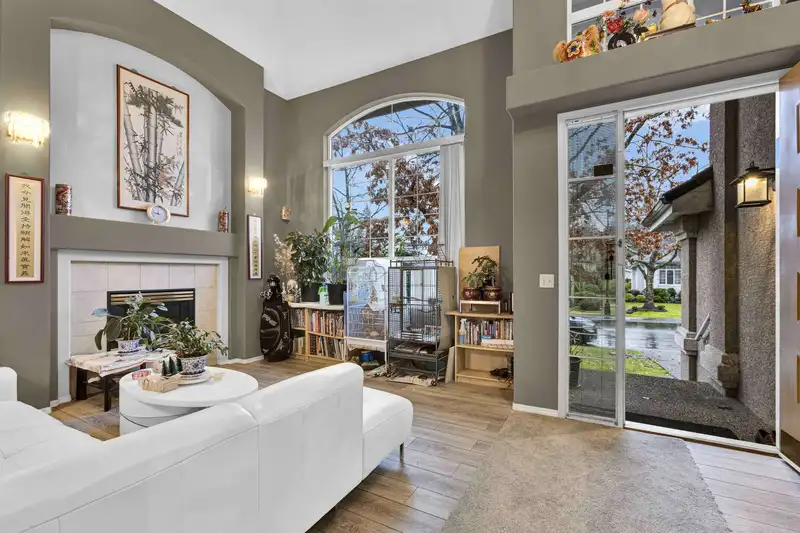 16977 83A AVENUE - photo 4 of 40