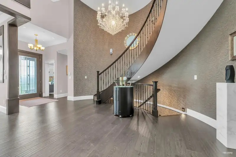 2567 LAWSON AVENUE - photo 4 of 40