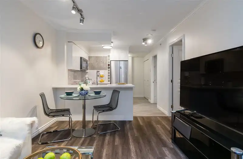 301 1189 HOWE STREET - photo 4 of 17