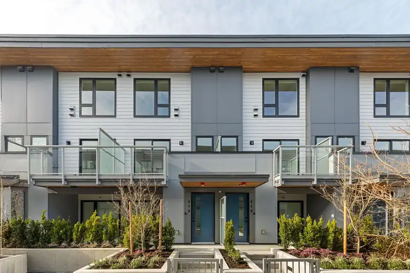 213 921 GRANT STREET - photo 1 of 12