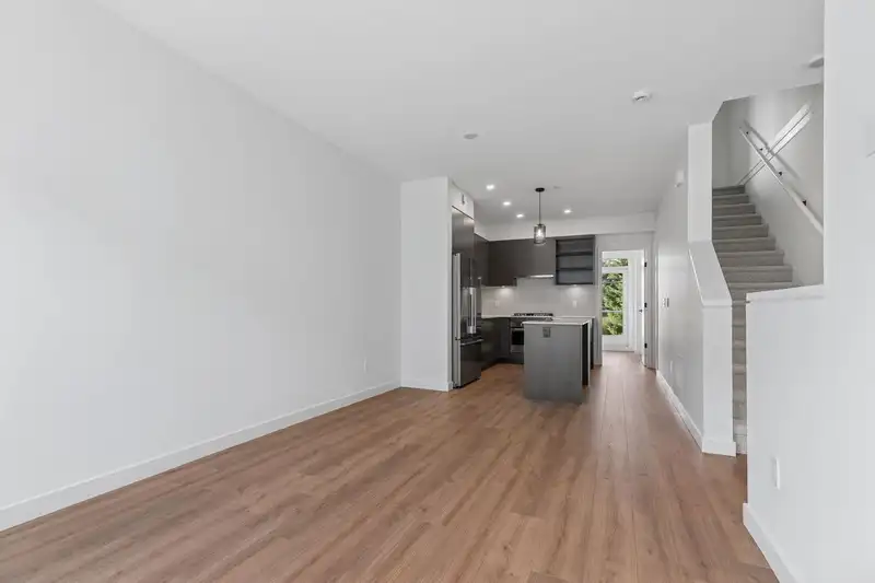 213 921 GRANT STREET - photo 4 of 12