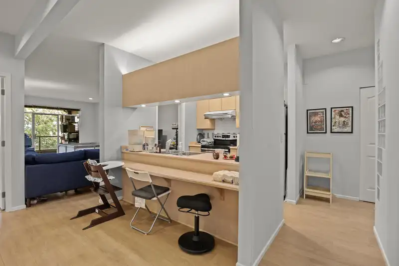 207 4951 SANDERS STREET - photo 2 of 29