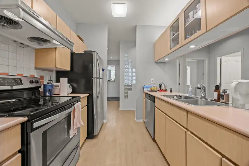 207 4951 SANDERS STREET - photo 4 of 29