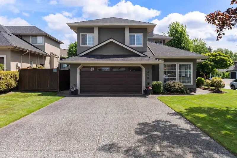 7852 165 STREET - photo 2 of 40