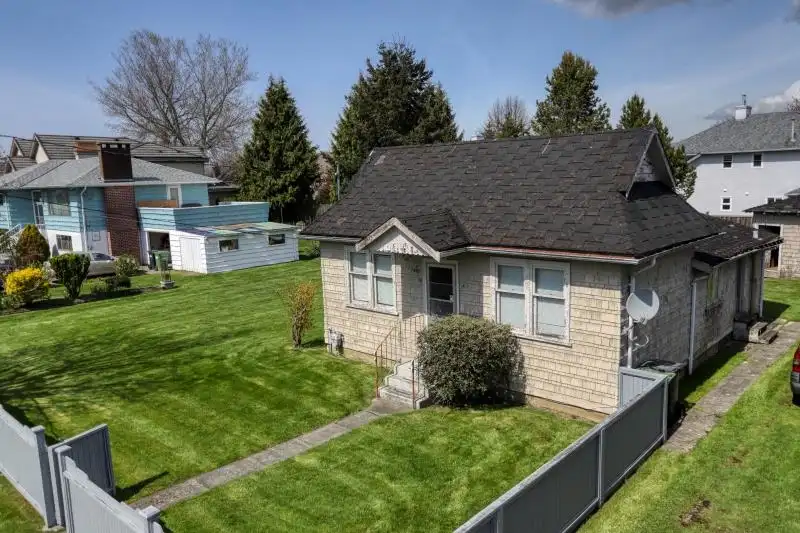 5211 MAPLE ROAD - photo 2 of 20