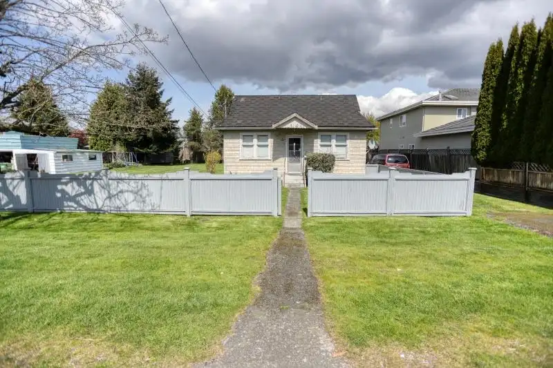 5211 MAPLE ROAD - photo 3 of 20