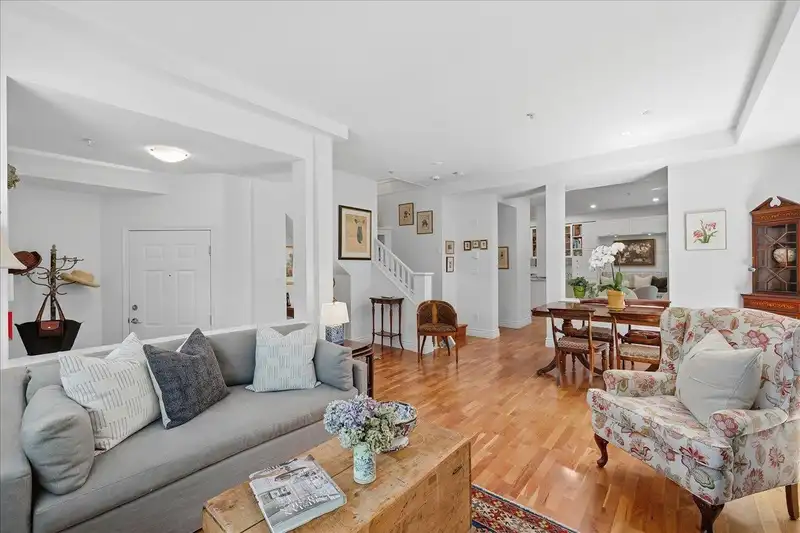 13 5605 HAMPTON PLACE - photo 4 of 37