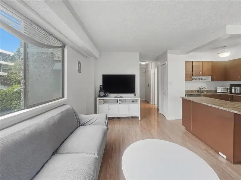 305 47 AGNES STREET - photo 2 of 22