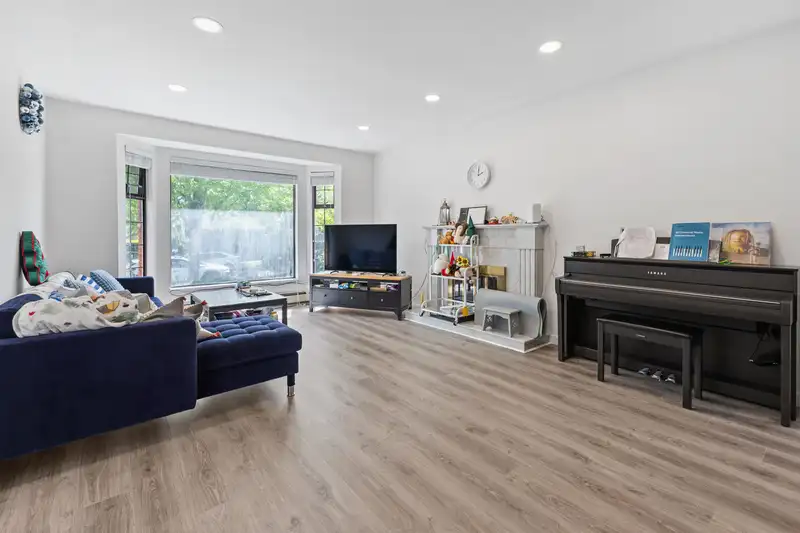 189 W 46TH AVENUE - photo 3 of 30