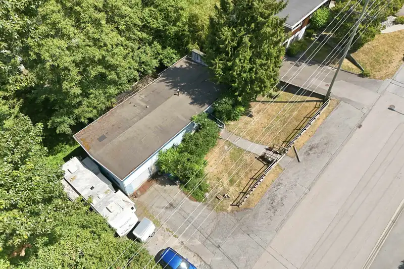 11333 96 AVENUE - photo 3 of 35