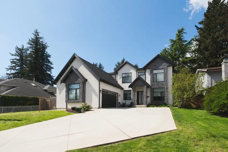 2211 154 STREET - photo 2 of 34