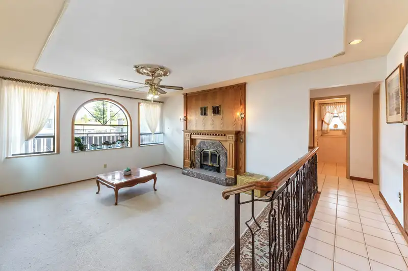 2411 E 39TH AVENUE - photo 2 of 25