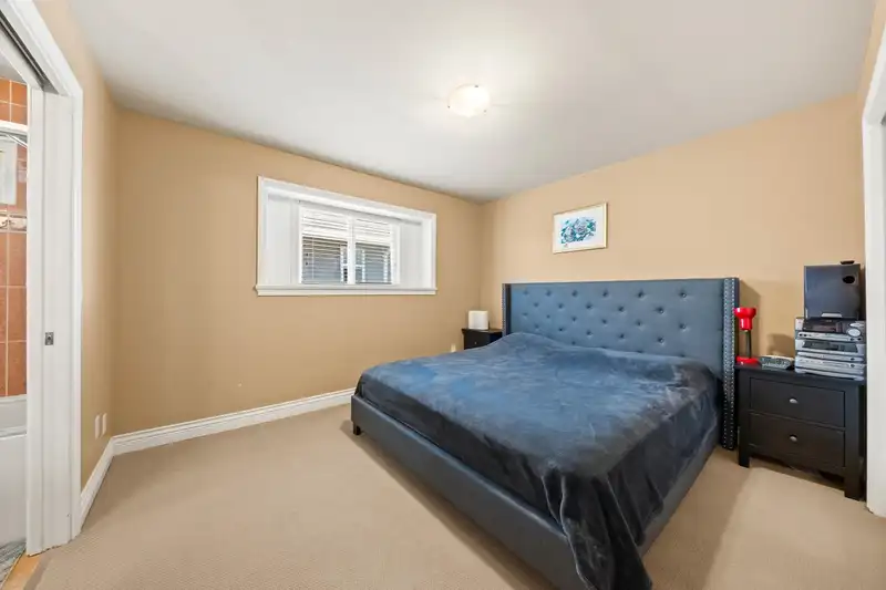 14498 78 AVENUE - photo 3 of 40