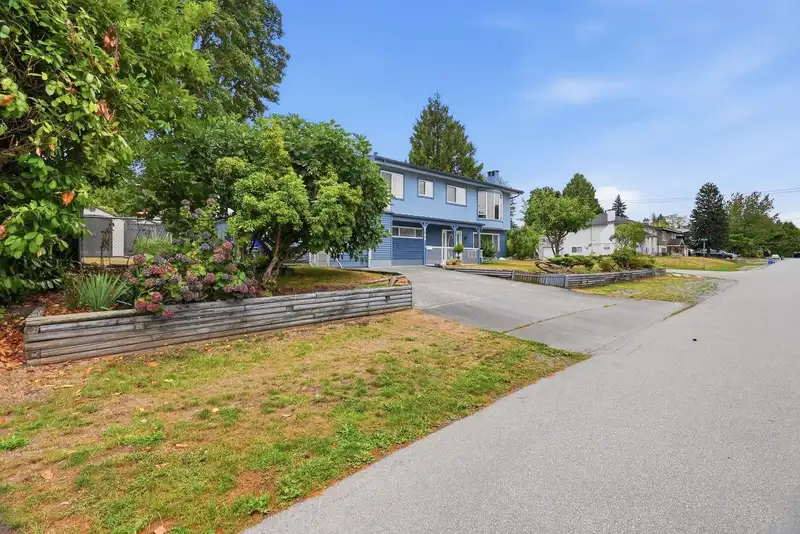 8704 111 STREET - photo 3 of 35