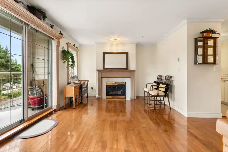 302 15258 105 AVENUE - photo 1 of 38