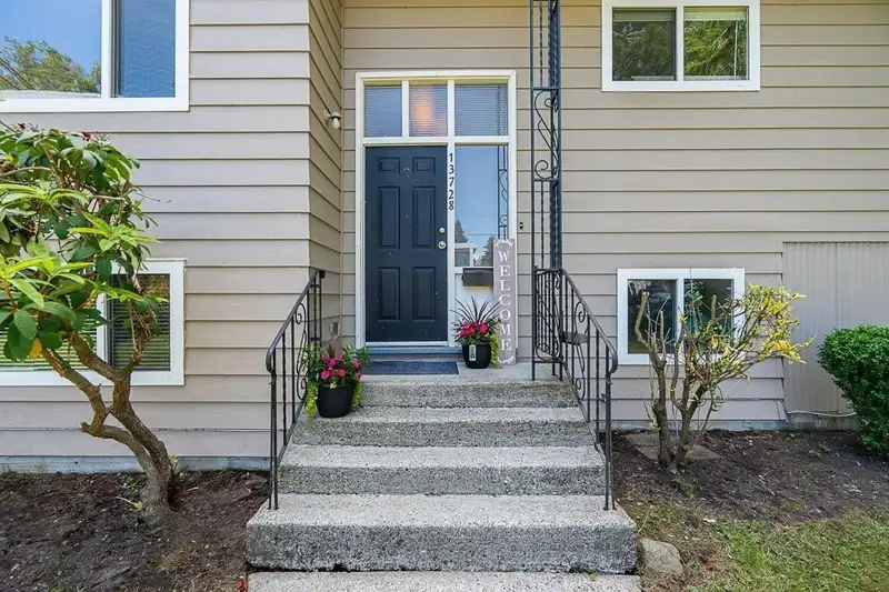 13728 BLACKBURN AVENUE - photo 3 of 31