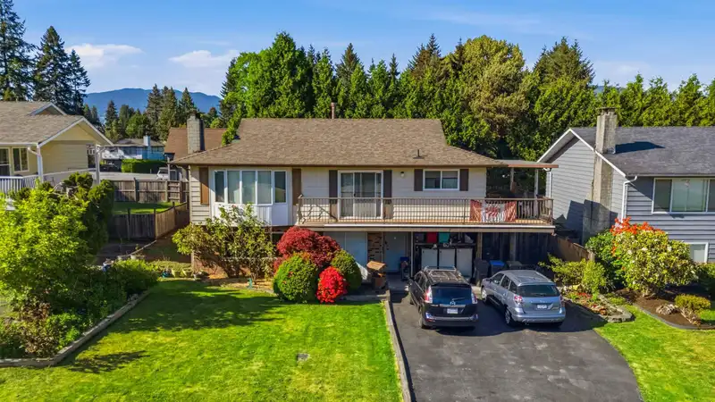 1939 CONNAUGHT AVENUE - photo 1 of 19
