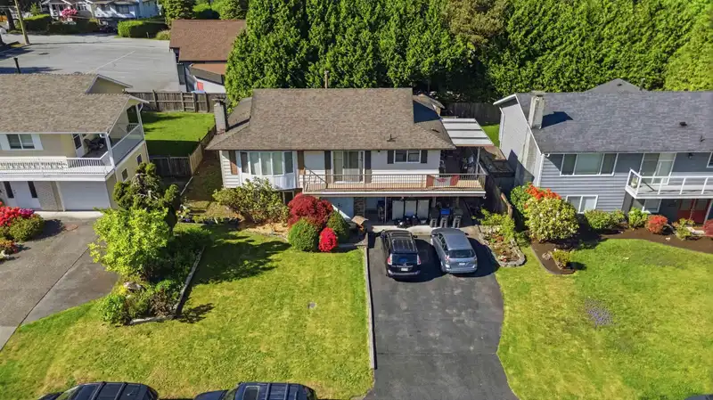 1939 CONNAUGHT AVENUE - photo 3 of 19