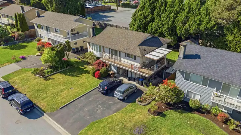 1939 CONNAUGHT AVENUE - photo 4 of 19