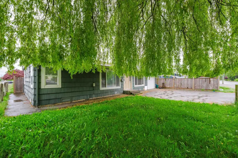 7683 HURD STREET - photo 4 of 27