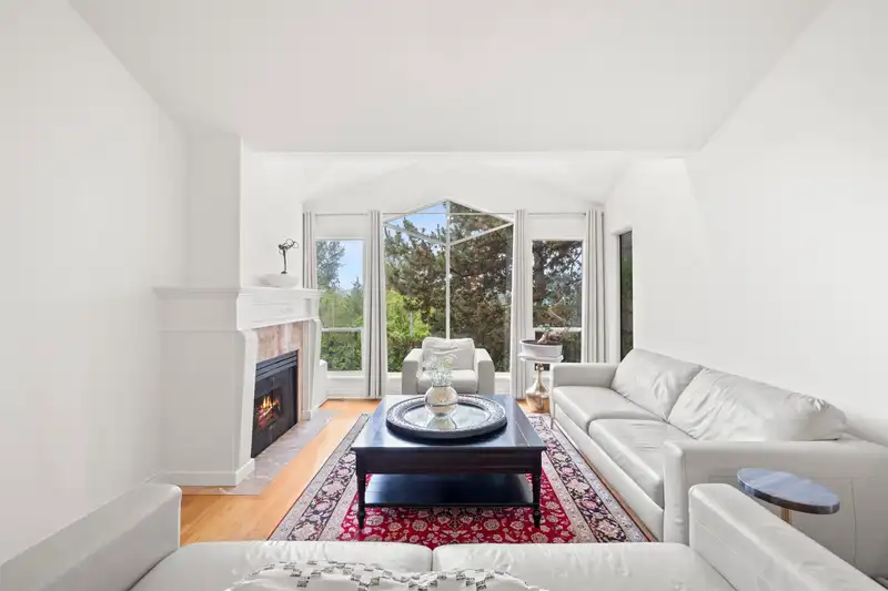 40 1238 EASTERN DRIVE - photo 4 of 40