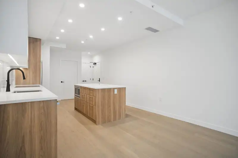 304 8398 OAK STREET - photo 3 of 18