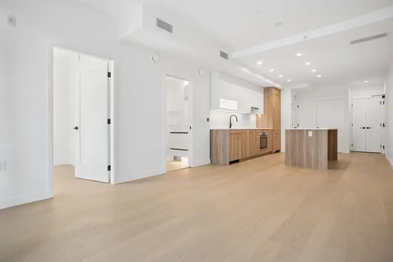 304 8398 OAK STREET - photo 4 of 18