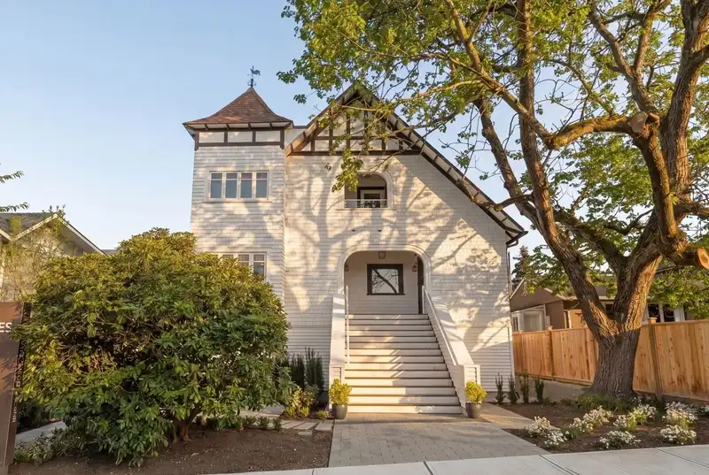2 326 W 14TH STREET - photo 1 of 38