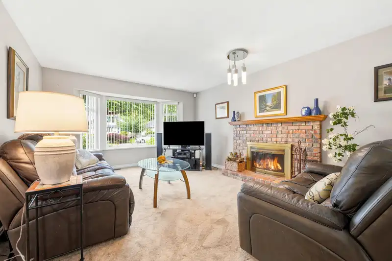 15429 95 AVENUE - photo 3 of 32