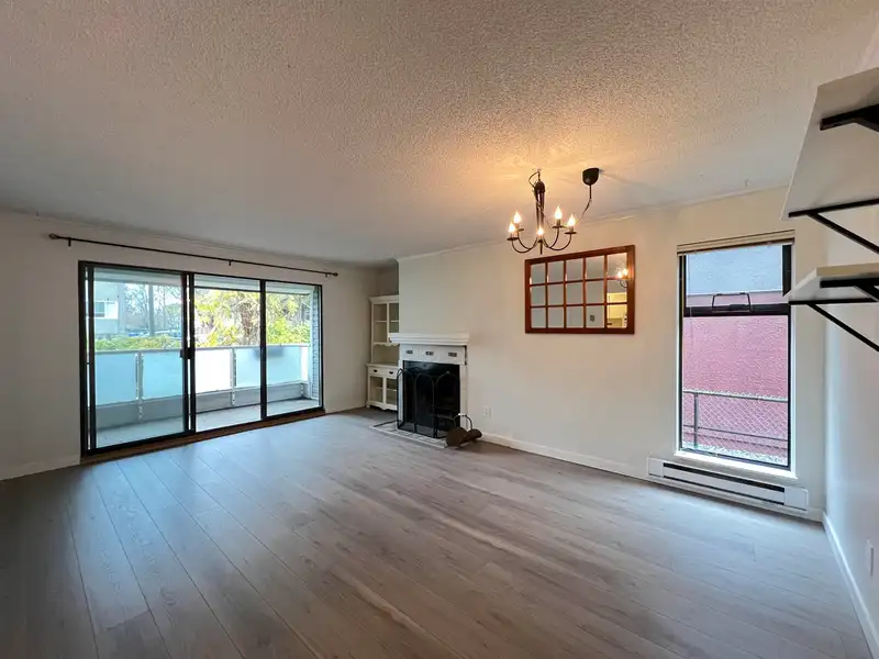 206 674 W 17TH AVENUE - photo 4 of 19