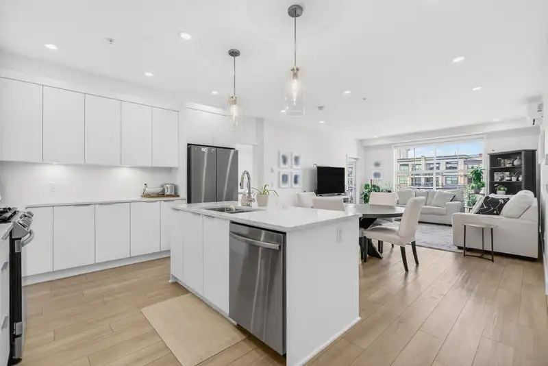 503 22633 SELKIRK AVENUE - photo 1 of 40